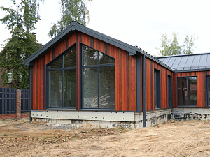 Поместье «Алексеевское»: фасад из термососны в четырех цветах — смелое решение для взыскательных владельцев

