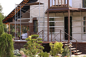 Скрытый крепёж САМО, цеховая покраска и масло Renner: почему термоясень — лучший выбор для статусного дома в Ленинградской области