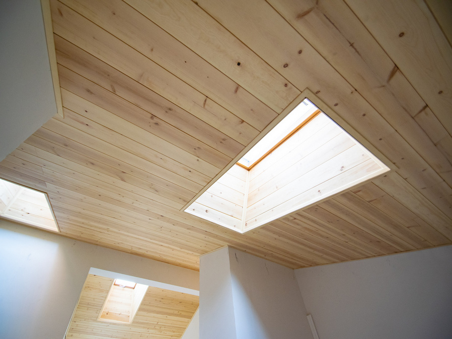 Прикосновение к природе: кедровые потолки, создающие уют и гармонию в двухуровневом доме