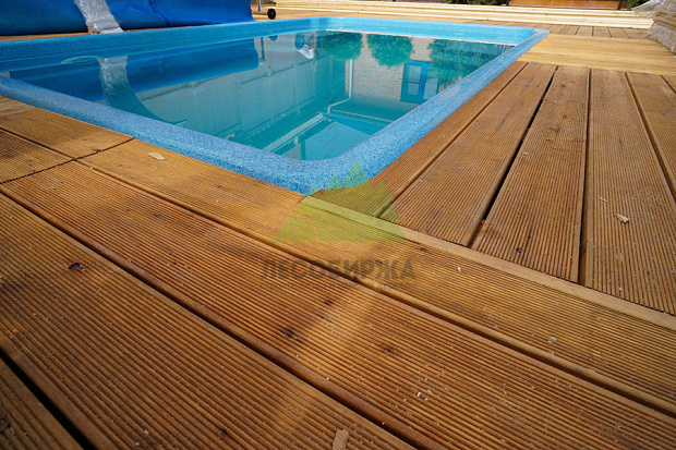 Террасная доска для бассейна из лиственницы: безопасный «вельвет» без скольжения и луж