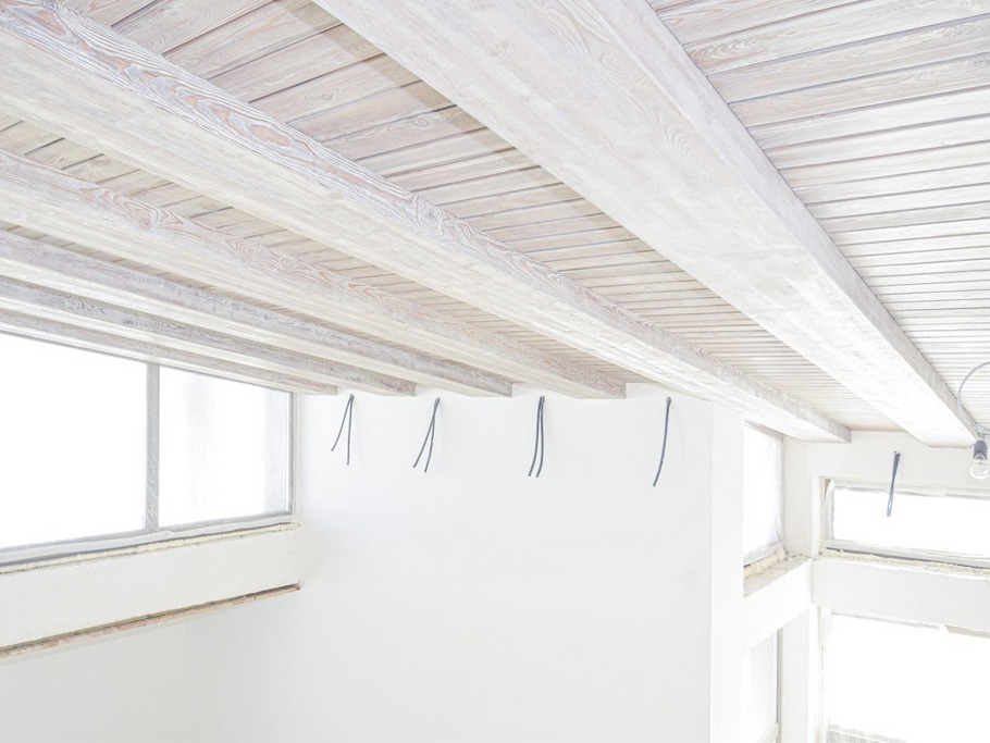 Оредеж: «Зимняя сказка» под потолком — бесшовные фальшбалки из лиственницы и идеальная белизна