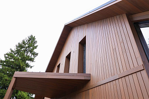 Скрытый крепёж САМО, цеховая покраска и масло Renner: почему термоясень — лучший выбор для статусного дома в Ленинградской области