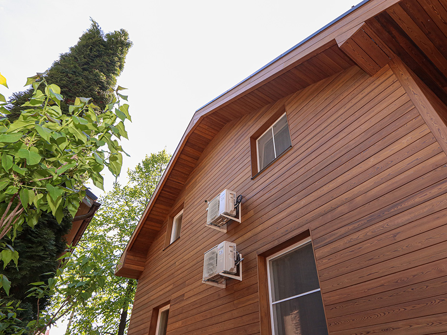 Бревенчатый дом больше не нуждается в ремонте каждые 5 лет: как вентилируемый фасад и цоколь White Hills решили проблему навсегда