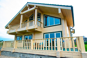 дом из бруса покрашенный на объекте