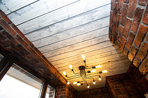 сочетание состаренного дерева и кирпича