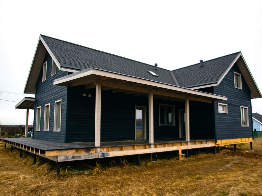 Дом с патинированным фасадом и винтажной террасой