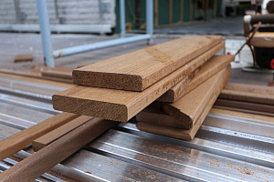 Скрытый крепёж САМО, цеховая покраска и масло Renner: почему термоясень — лучший выбор для статусного дома в Ленинградской области