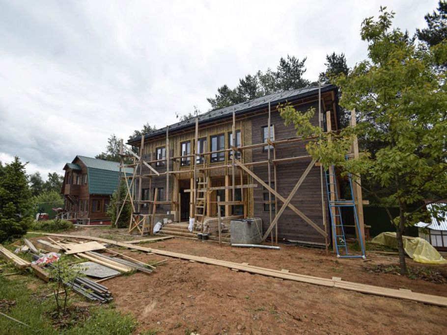 «Австрийская деревня»: фасад с ювелирным запилом под 45° — когда стыки исчезают, а роскошь остается