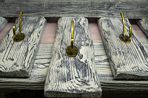 патинирование настенной вешалки