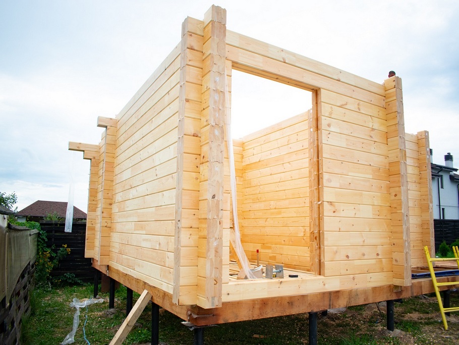 Клееный брус и винтовые сваи: надежный фундамент для вашей бани в Ленинградской области