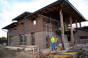 дом с отделкой крашеным планкеном