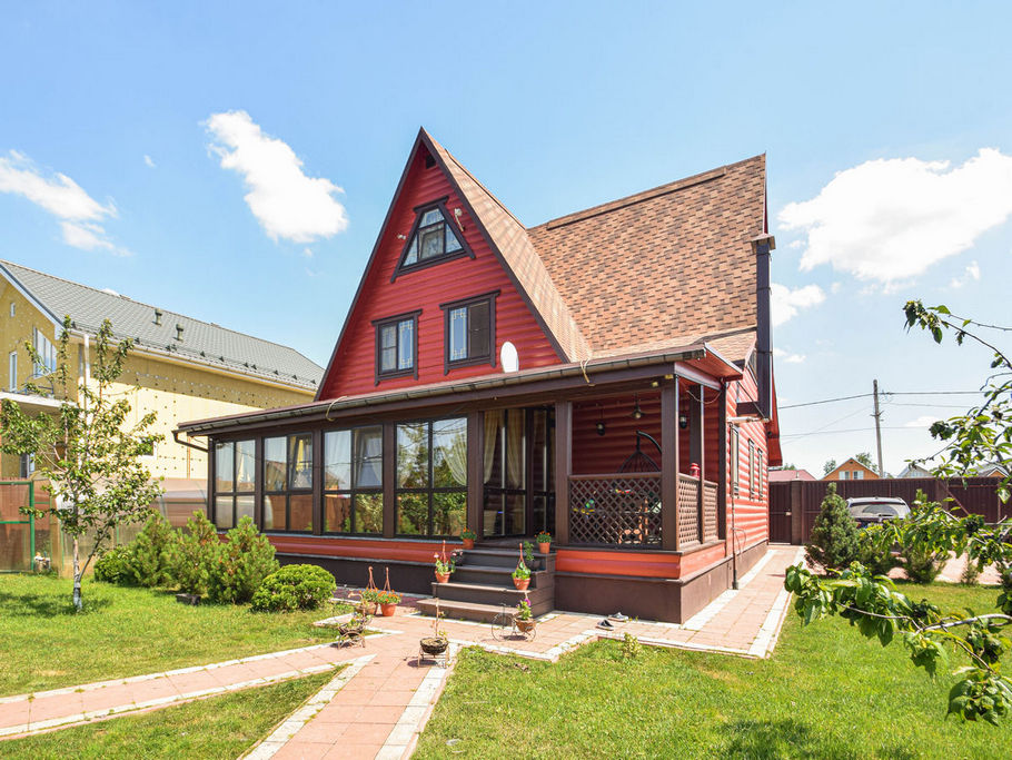 Вишневый фасад и темно-коричневые акценты: история преображения целого участка в Ленинградской области