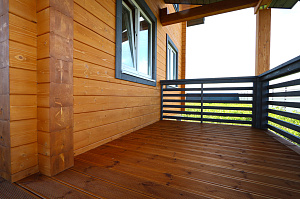 Карцево: шлифовка и покраска дома из клеёного бруса для «Нордвуд» — защита Tikkurila Pinja W-Oil (5070) и акценты RAL 7024