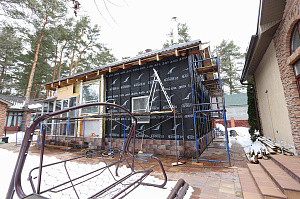 Бревенчатый дом больше не нуждается в ремонте каждые 5 лет: как вентилируемый фасад и цоколь White Hills решили проблему навсегда