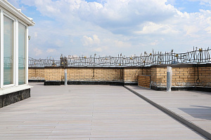 Эксклюзивная терраса из термоясеня на эксплуатируемой кровле в Санкт-Петербурге