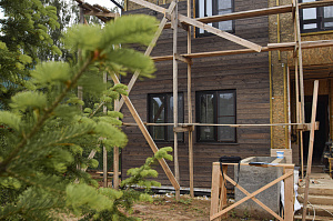 «Австрийская деревня»: фасад с ювелирным запилом под 45° — когда стыки исчезают, а роскошь остается