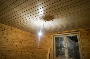 Отделка потолка планкен