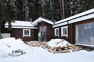 Как выглядит дом-баня из лафета внутри, когда покраска сделана по уму