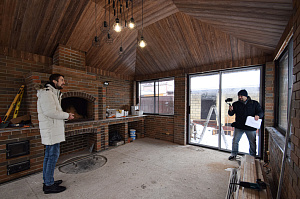 беседка с деревянным потолком