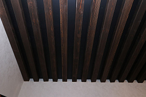 Домашний бар, в который хочется приглашать: как грамотная отделка потолка превратила обычное помещение в место для изысканных вечеров