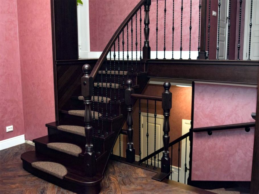 Забежные ступени, кованые балясины и ясень: история одной лестницы, рожденной в содружестве с клиентом