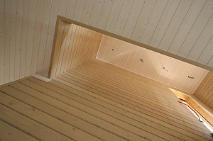 Шепот дерева: Завершенные работы по отделке стен и потолков в Кармолино