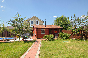 Вишневый фасад и темно-коричневые акценты: история преображения целого участка в Ленинградской области