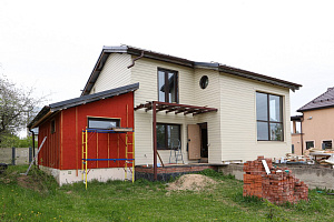 Фасад с характером: Сочетание лиственницы, сосны и камня в Honka Family Club