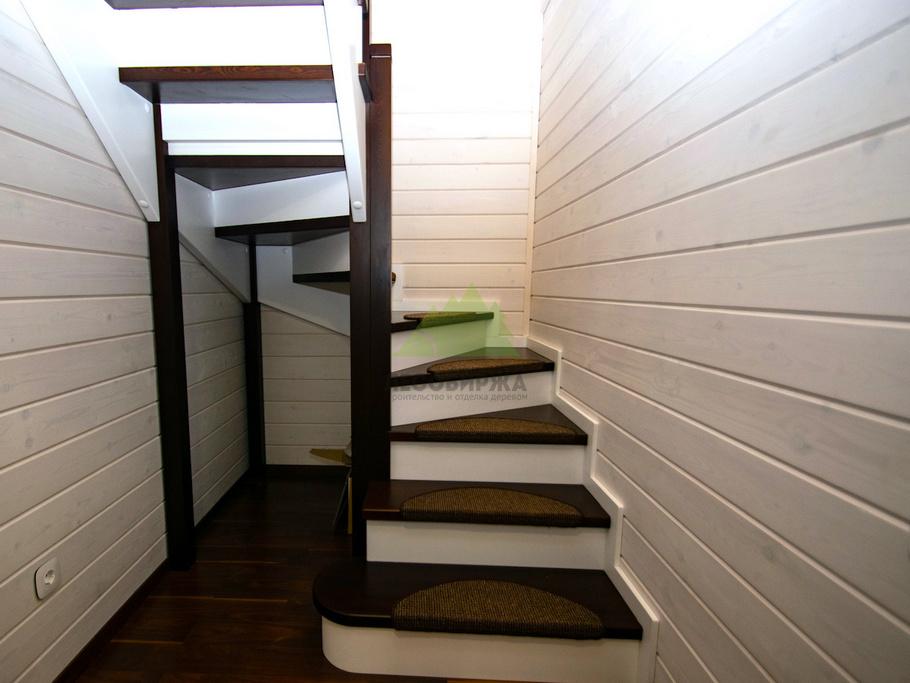 Двухмаршевая межэтажная лестница из лиственничных мебельных щитов