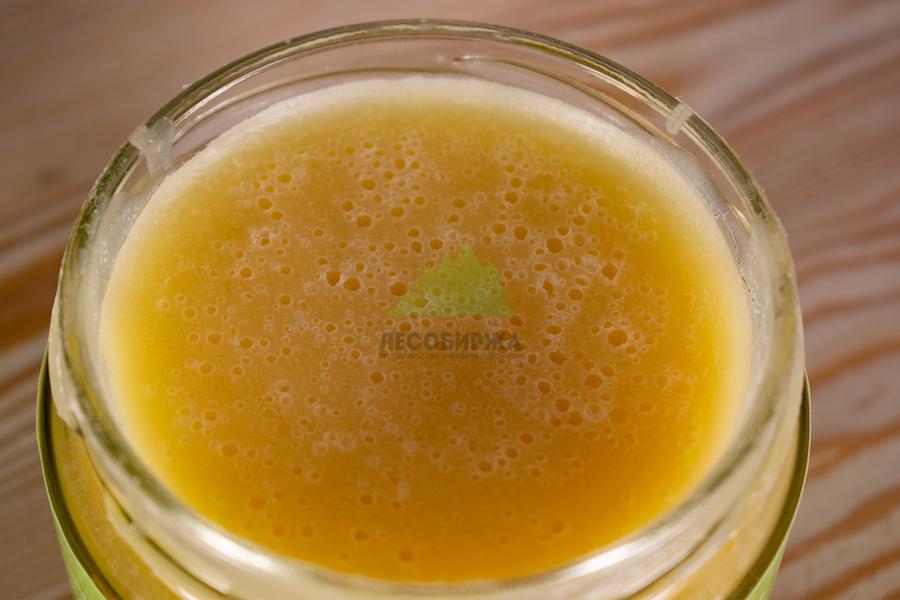 нанесение воска на дерево