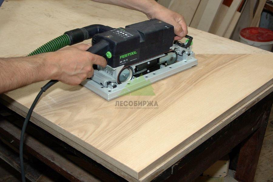 Шлифовка фанеры в цехе