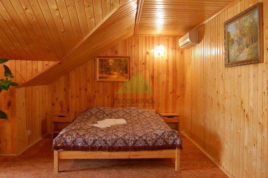 Отделка мансарды спальни имитацией бруса