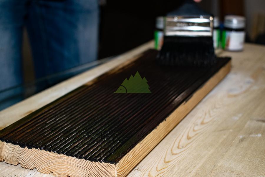 темное масло на террасной доске