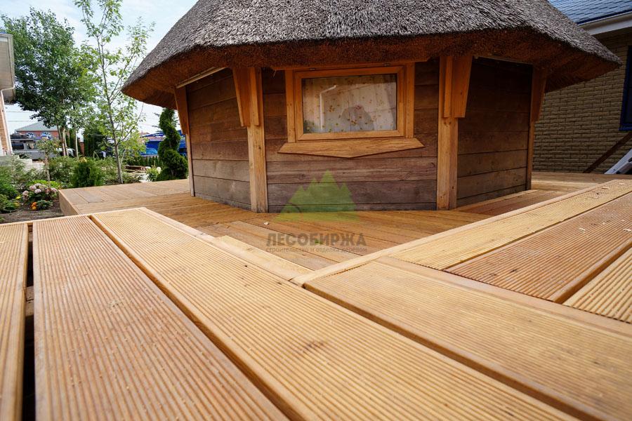 Декинг возле беседки и бассейна