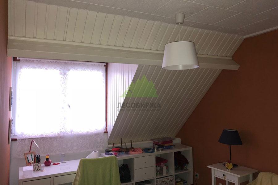 Крашенная евровагонка на мансарде