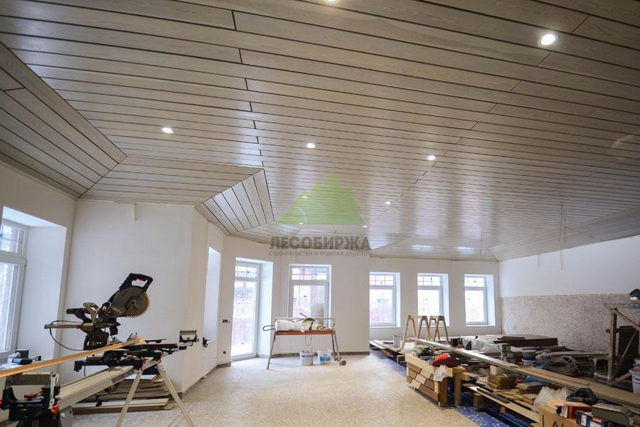 Планкен сорт Экстра на стене в спальне