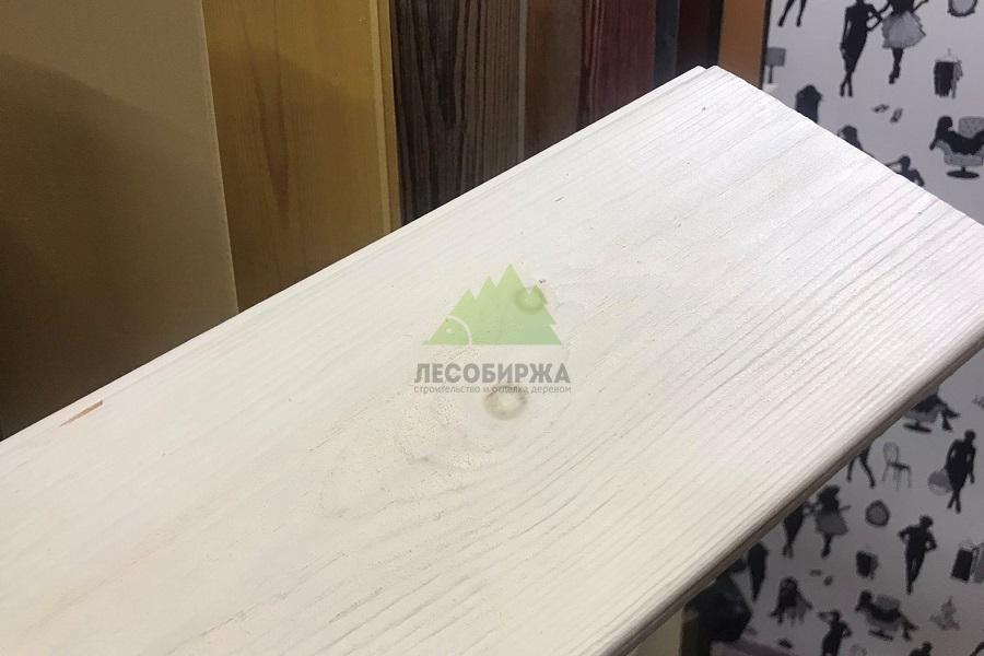 Желтые пятна в районе сучка