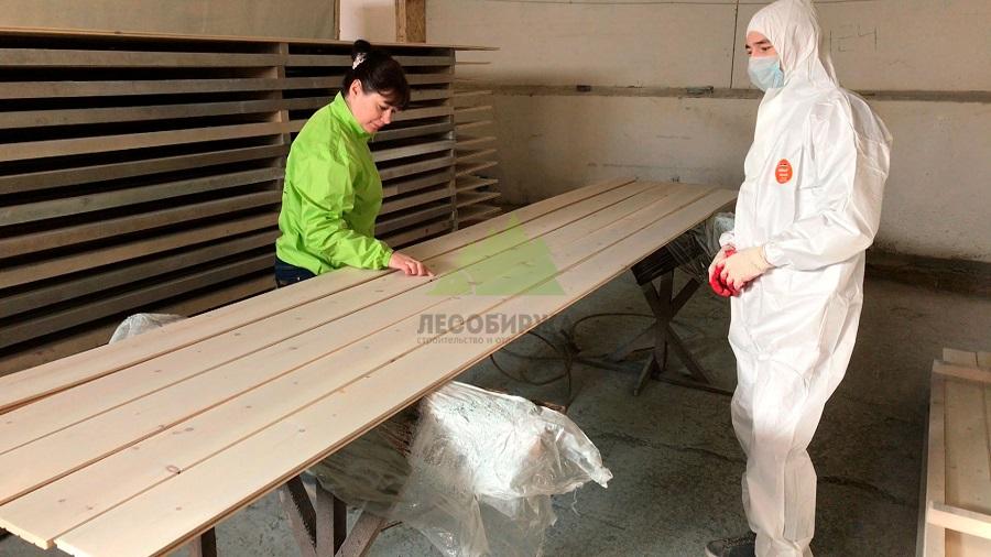 Технолог Наталья принимает работу маляра