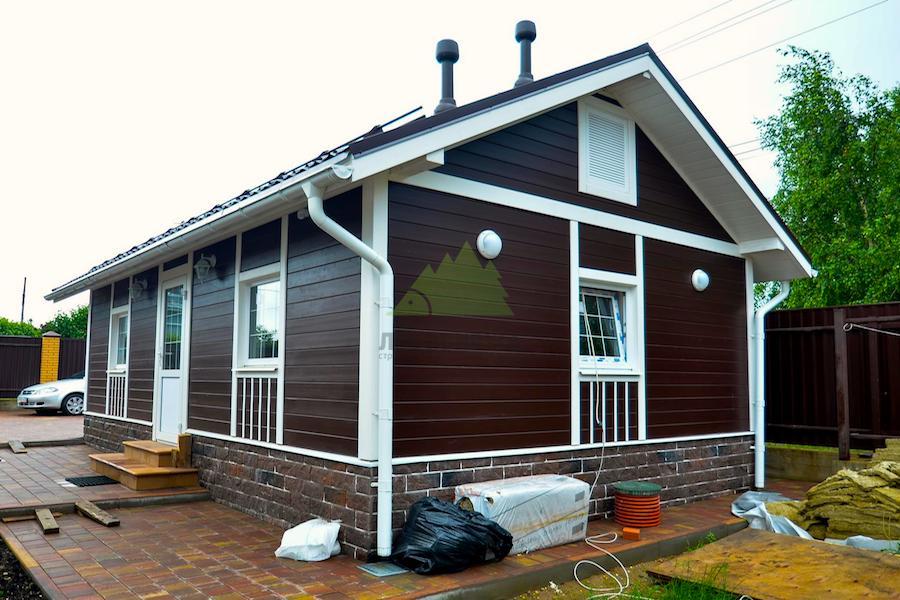 фасад дома крашенный укрывным составом с соблюдением всех этапов покраски 