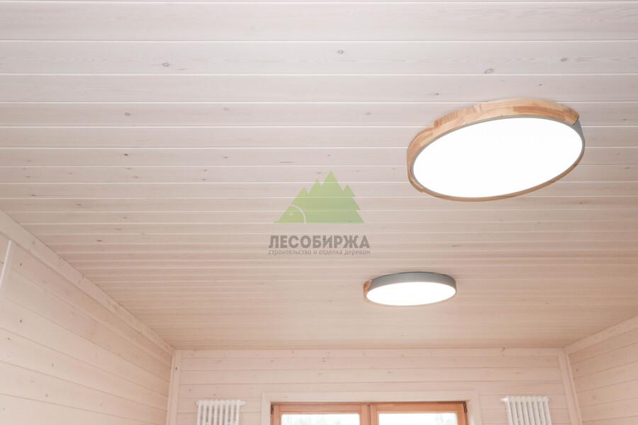 Деревянная вагонка на потолке дома