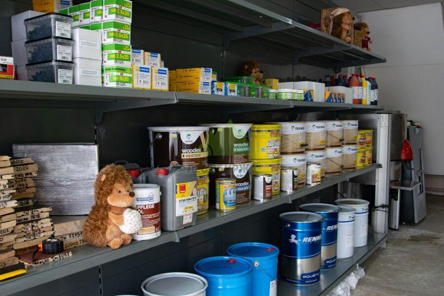 Стеллажи с красящими средствами 