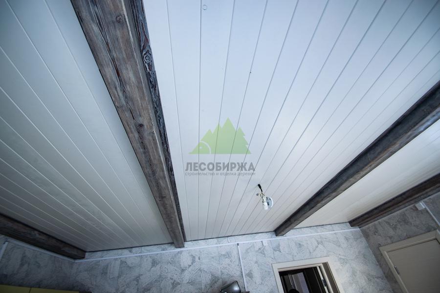 белая вагонка в сочетании с фальшбалками