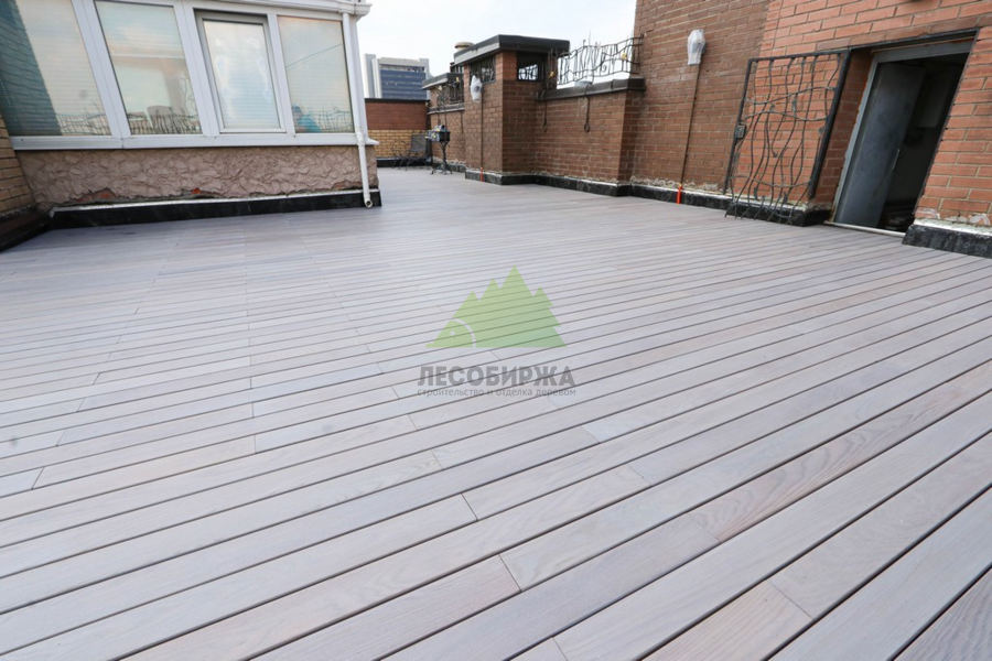 Террасная доска на крыше многоэтажного дома