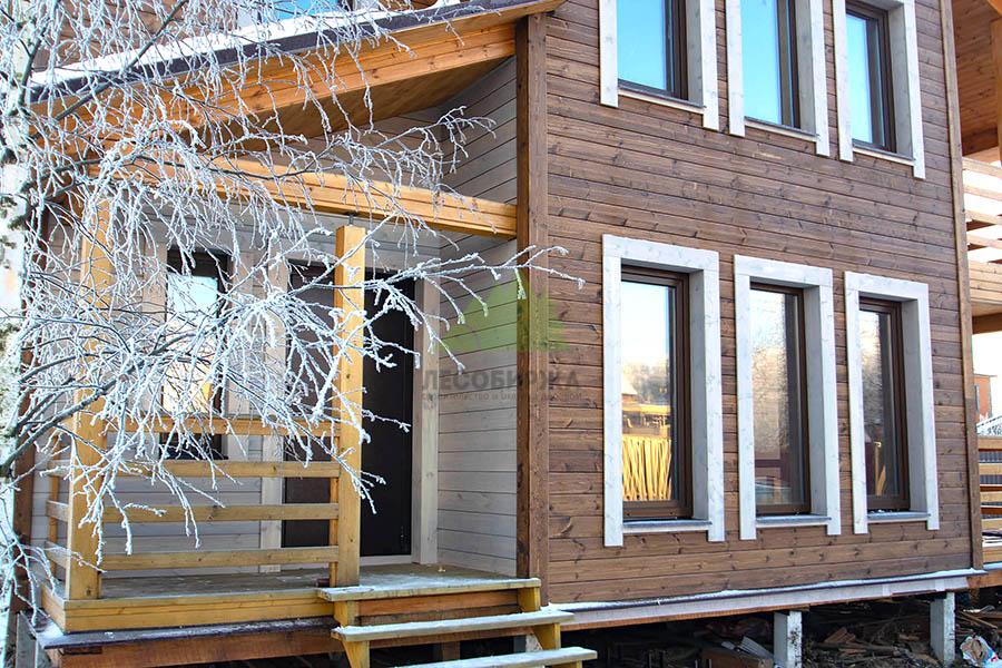 Фасад, покрытый лаком Teknos Aquatop 2600 для наружных работ Фасад, покрытый лаком Teknos Aquatop 2600