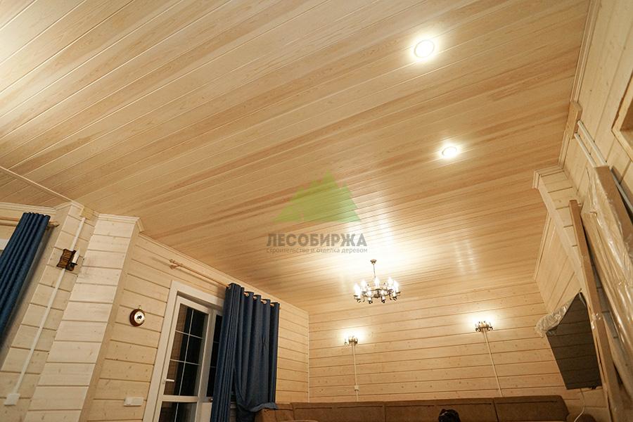 Вагонка штиль в сорте ЭКСТРА, смонтированная на потолок
