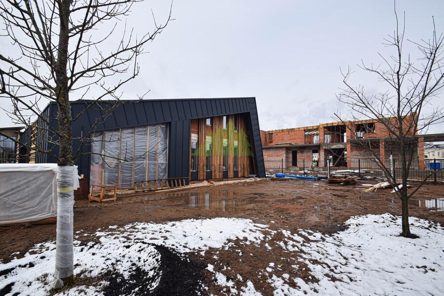 Термоясень смонтированный вертикально на фасаде загородного дома