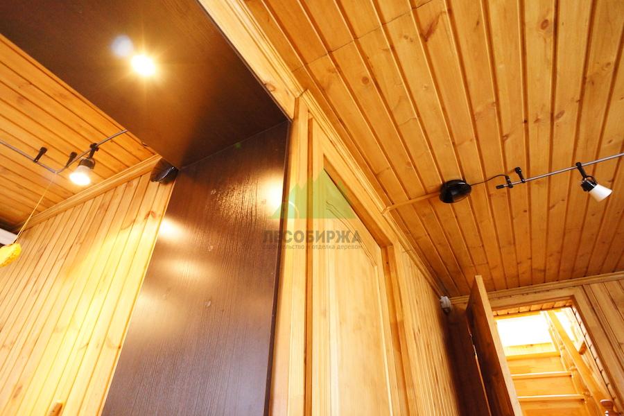 евровагонка из сосны на потолке