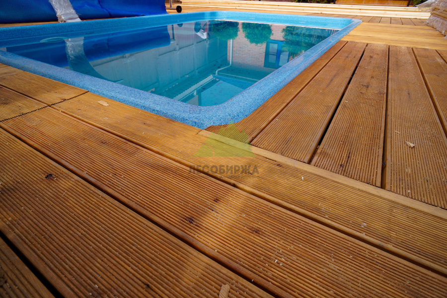 Укладка террасной доски с антискользящим покрытием