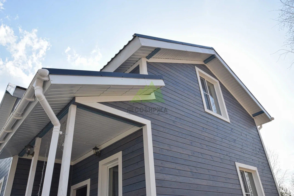 Планкен на фасаде, покрытый лессирующими маслами в выгодном сочетании голубой и белый planken-na-fasade-doma.jpg