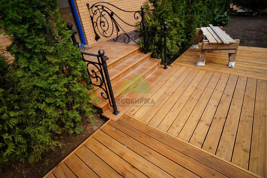 Палубная доска вельвет возле дома